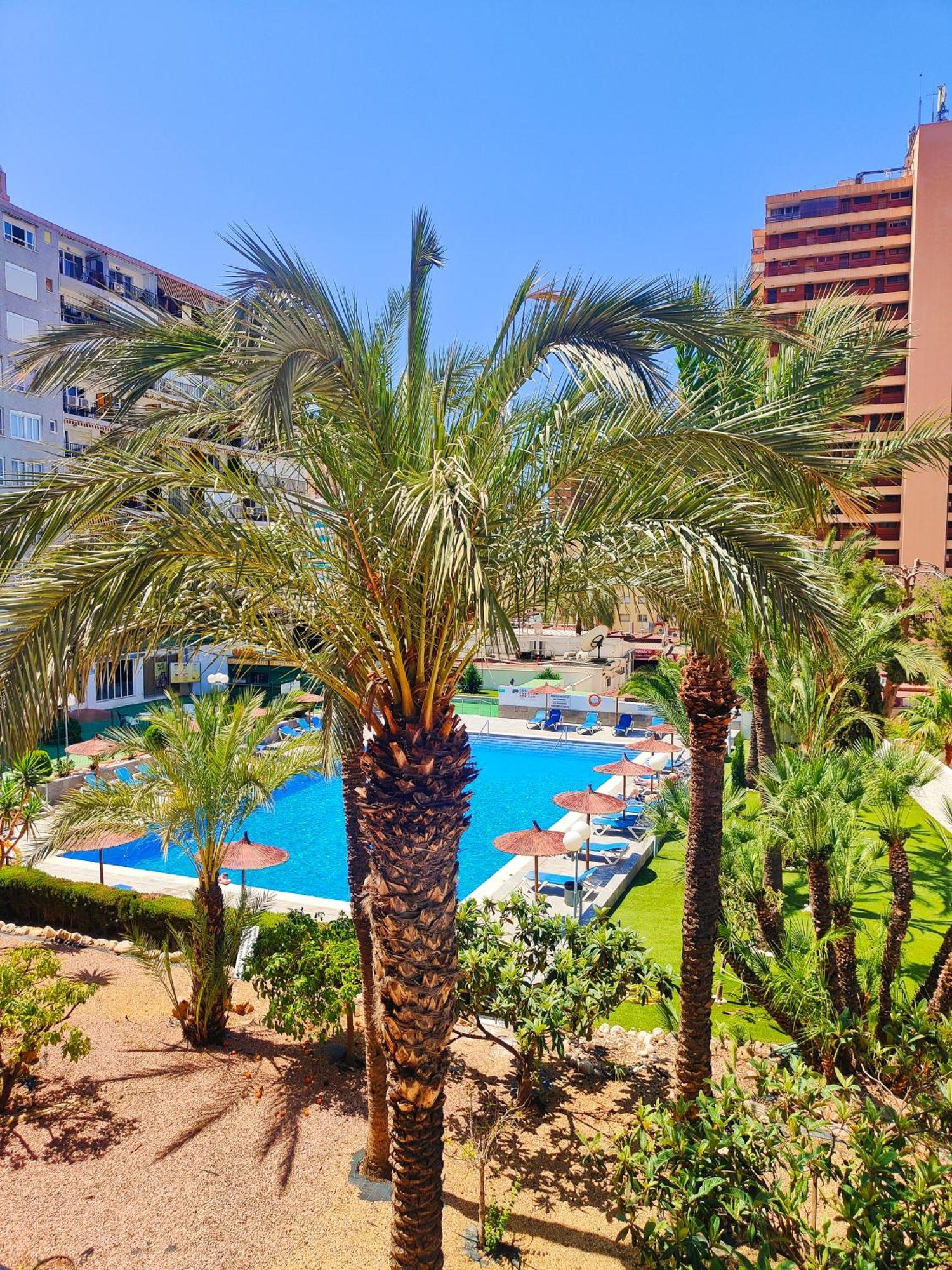 Versailles 2-9 Benidorm Bagian luar foto